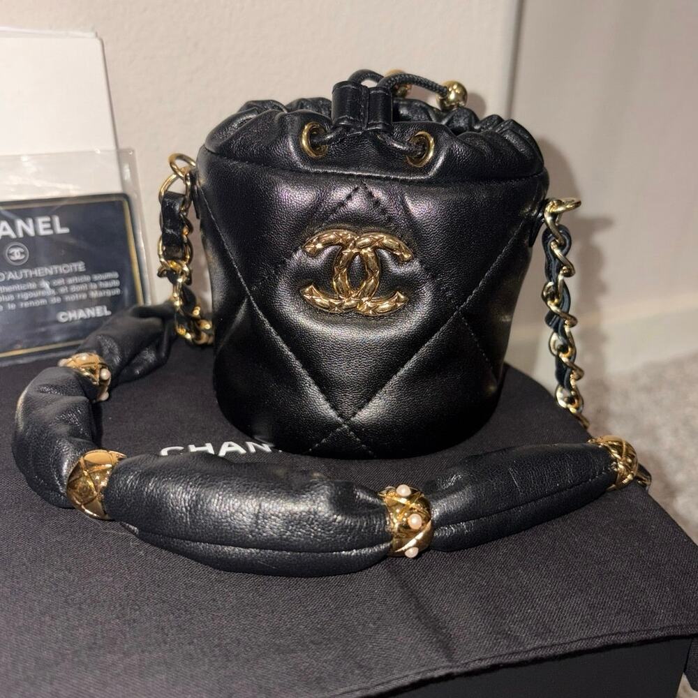 Authentic CHANEL Matelasse CC Logo Chain Mini Pouch Bag Black Lambskin Full Set - Picture 2 of 16